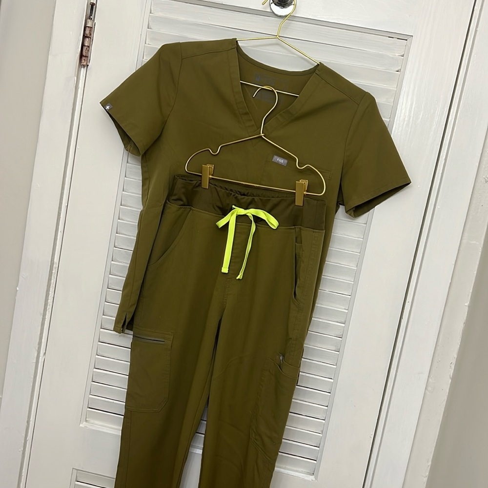 Figs Small tall skinny high waisted bottom and one pocket top